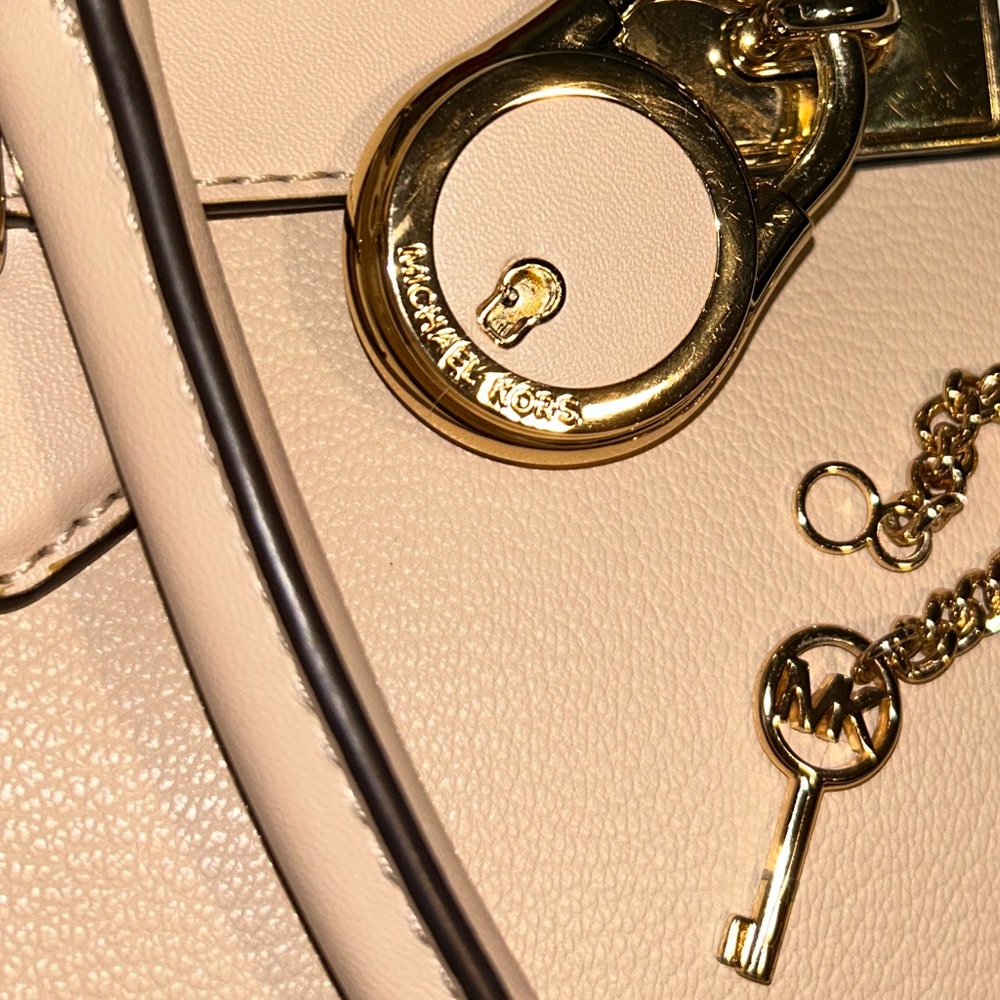 Michael Kors Leather Hamilton purse with lock and Key Gold Hardware design - Picture 4 of 11